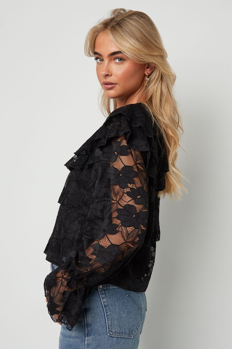 Layered Blouse with Lace for Elegant Style and Comfort