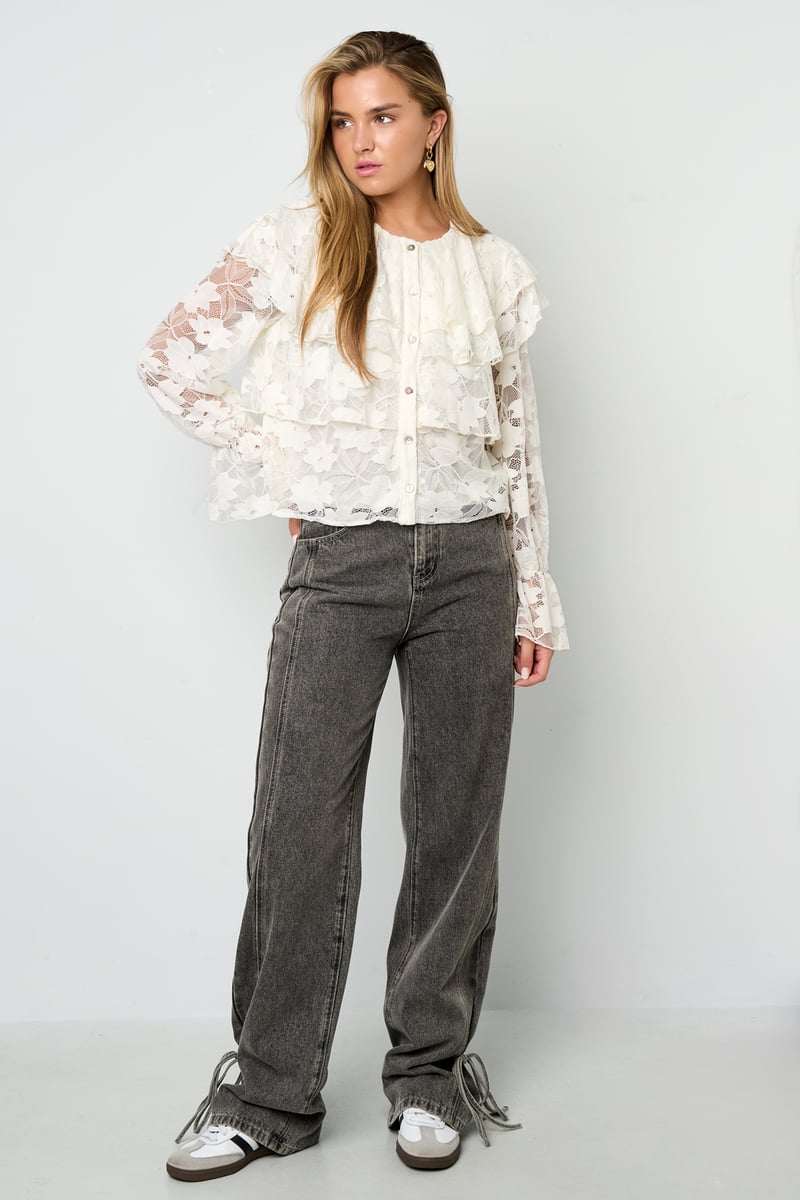 Layered Blouse with Lace for Elegant Style and Comfort