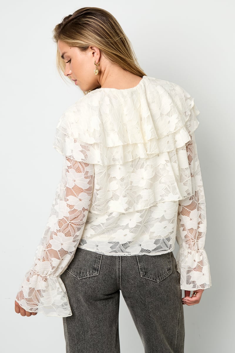 Layered Blouse with Lace for Elegant Style and Comfort