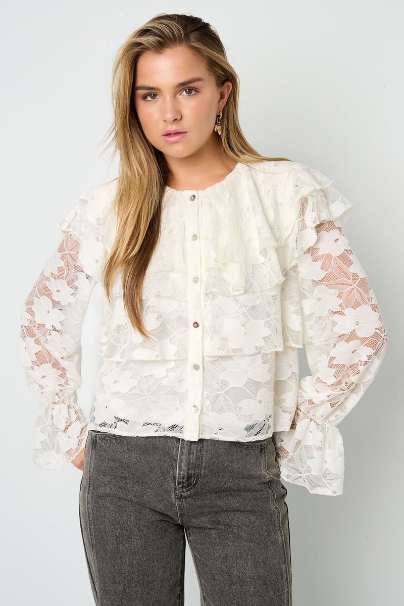 Layered Blouse with Lace for Elegant Style and Comfort